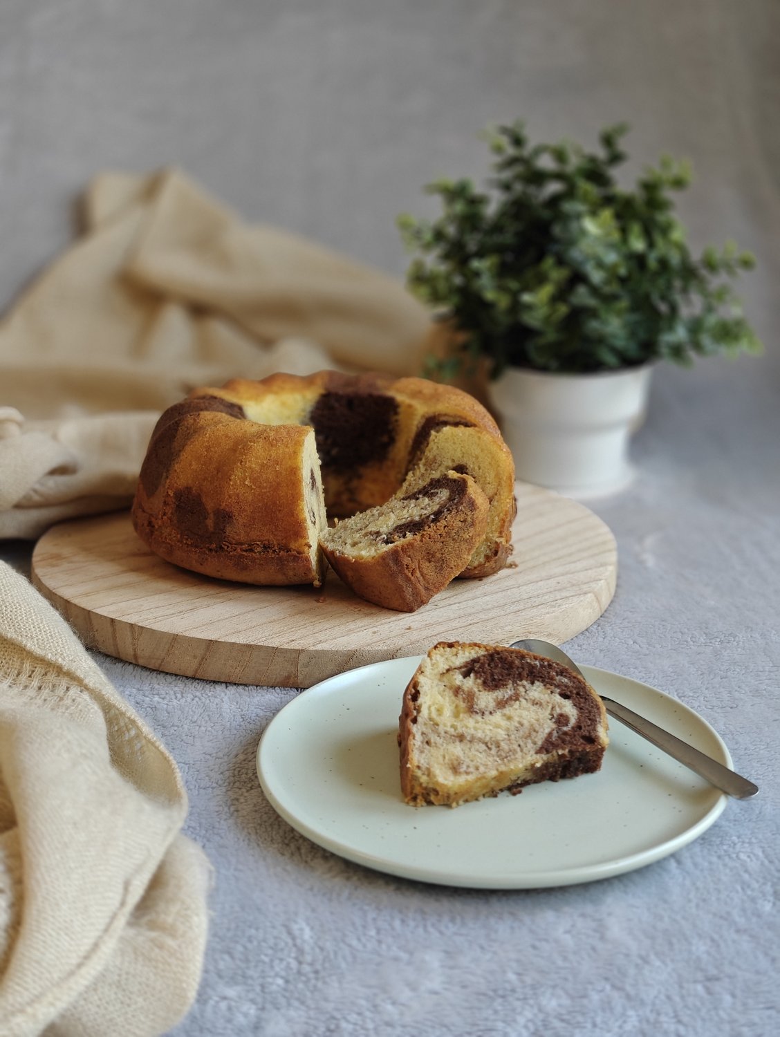 Golden ring-shaped sponge cake with spiral interior